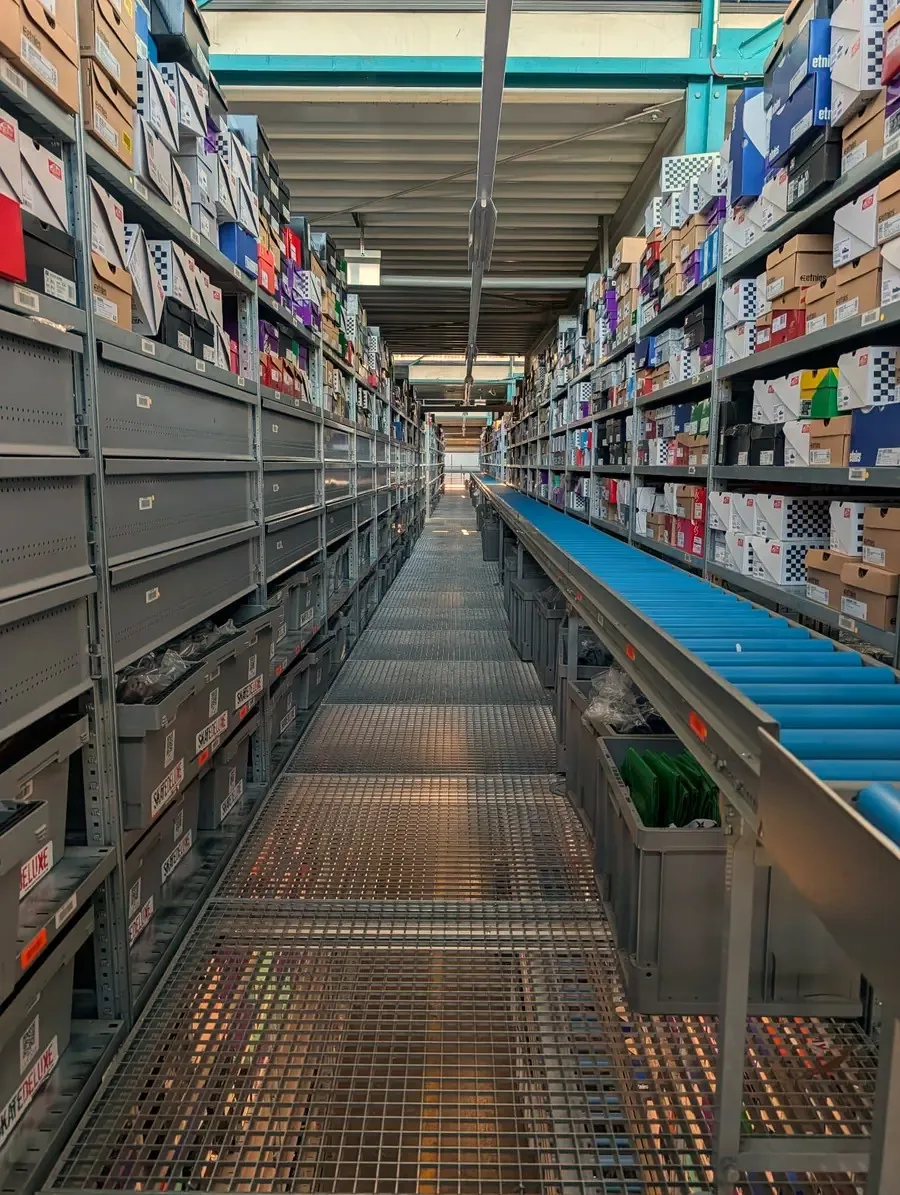 Fachbodenregale und Fördertechnik für die Kommissionierung in Eschwege